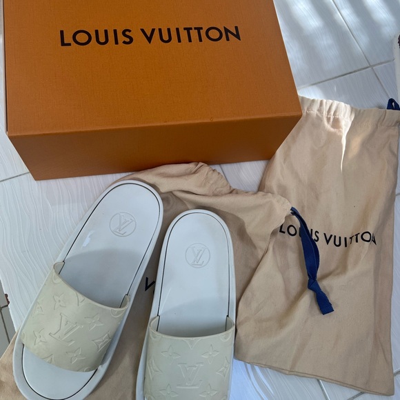 AUTHENTIC with box & shoe bags Louis Vuitton white pool slides. Rubber slides. - Picture 5 of 13